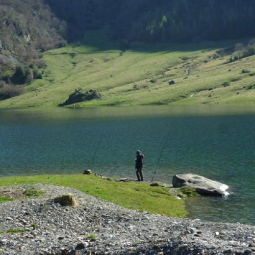 pecheur-au-lac-du-tech-val-dazun-cc-m-hervieu.jpg