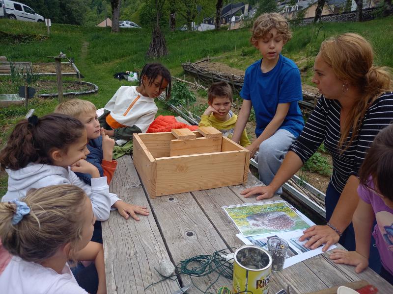 Assemblage de l'abri à hérissons 