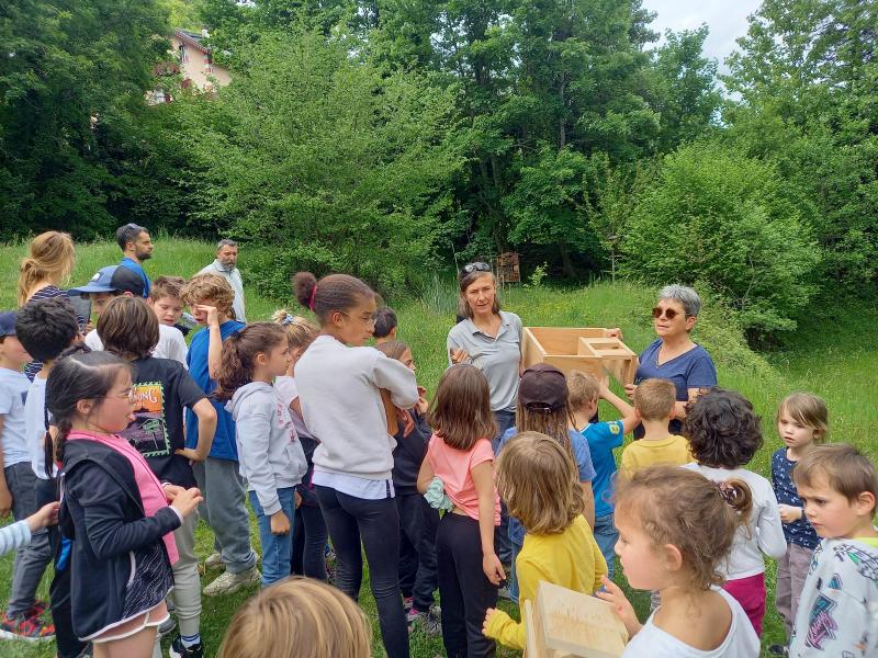 Elèves de l'école de Cauterets prêts à installer les nichoirs