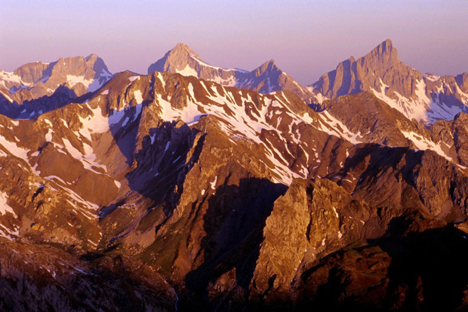 lever-de-soleil-sur-la-chaine-de-lescun-depuis-le-pic-de-labigouer-vallee-daspe-m-cauhape.jpg